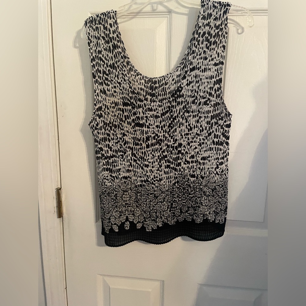 Top/blouse. White and black. Size X-LARGE. - Picture 2 of 4